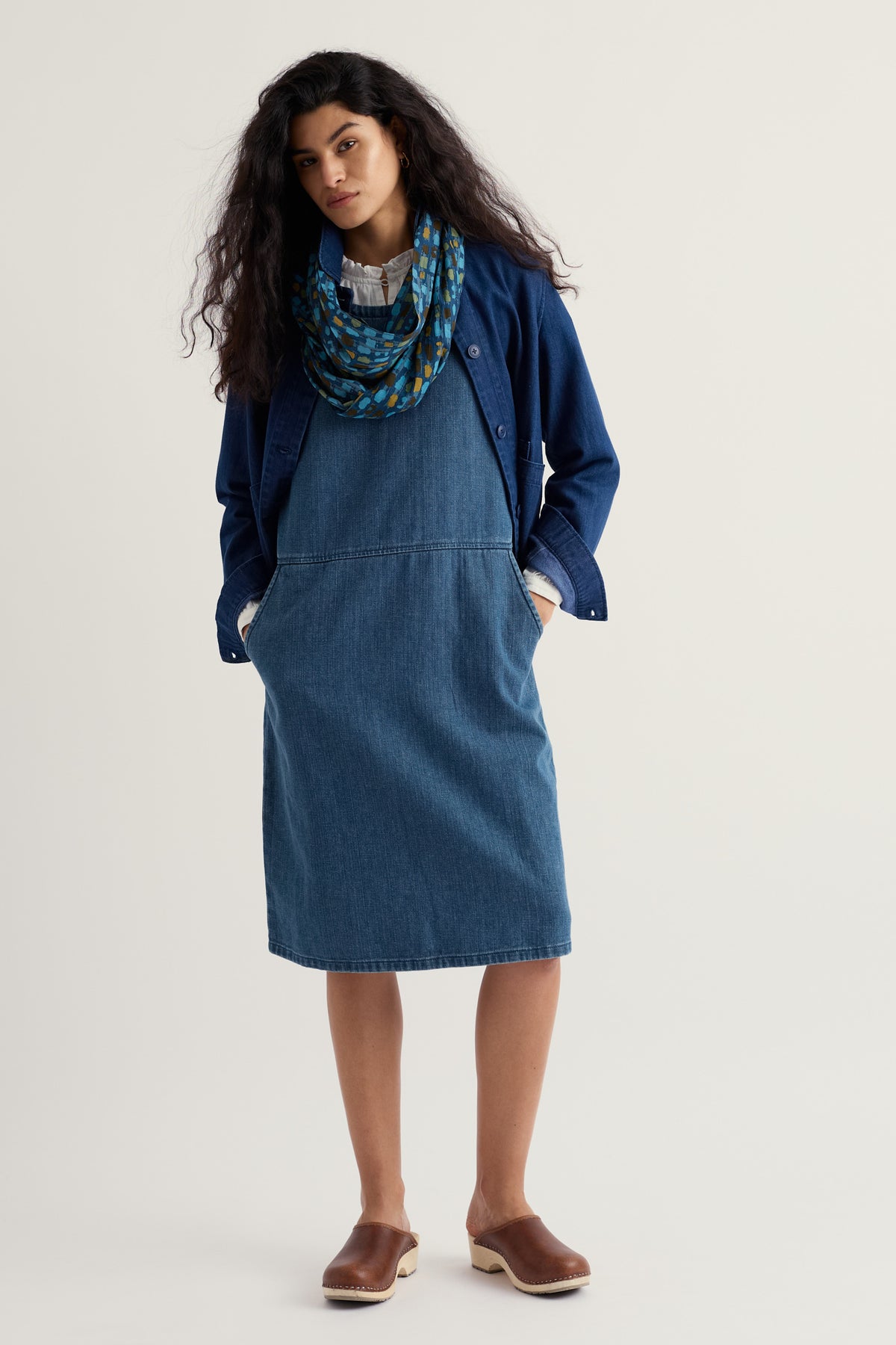 Knieumspielendes Latzkleid aus Salt Weave