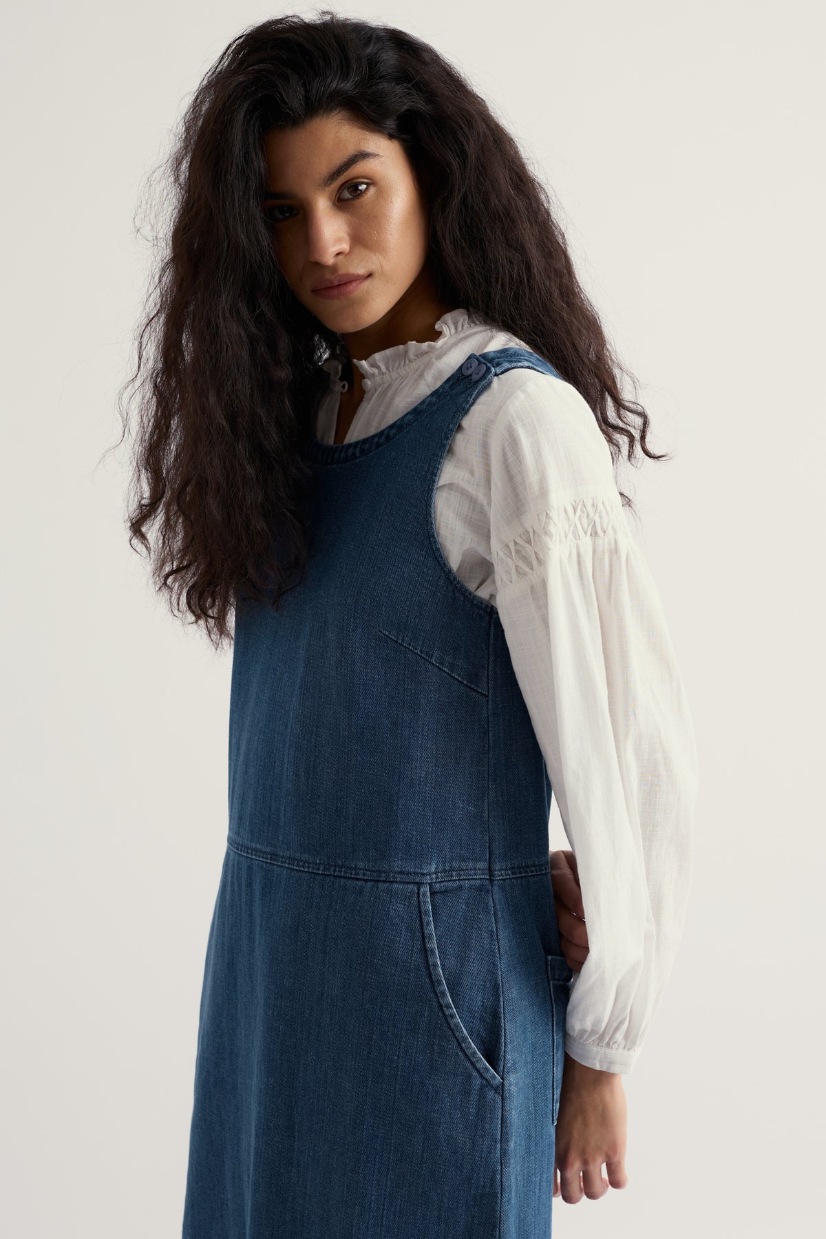 Knieumspielendes Latzkleid aus Salt Weave