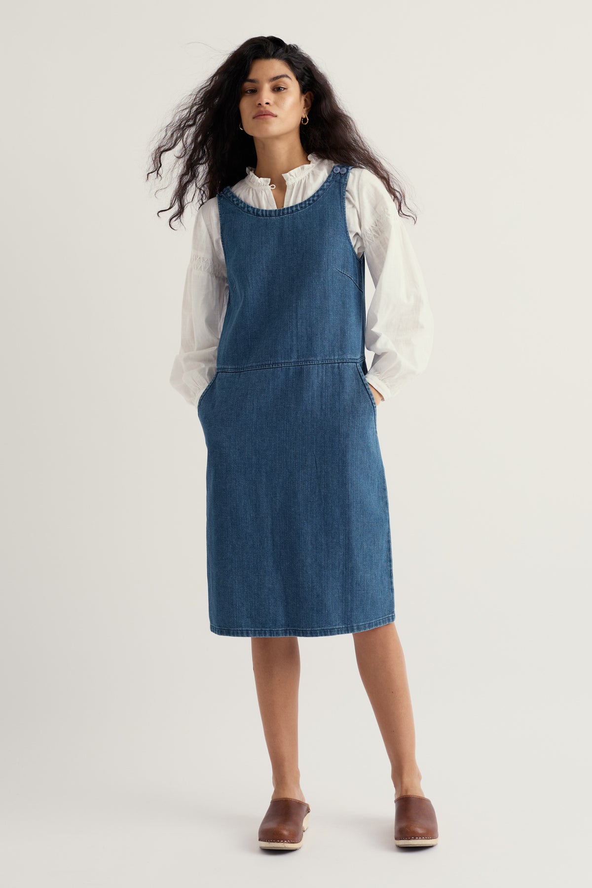 Knieumspielendes Latzkleid aus Salt Weave