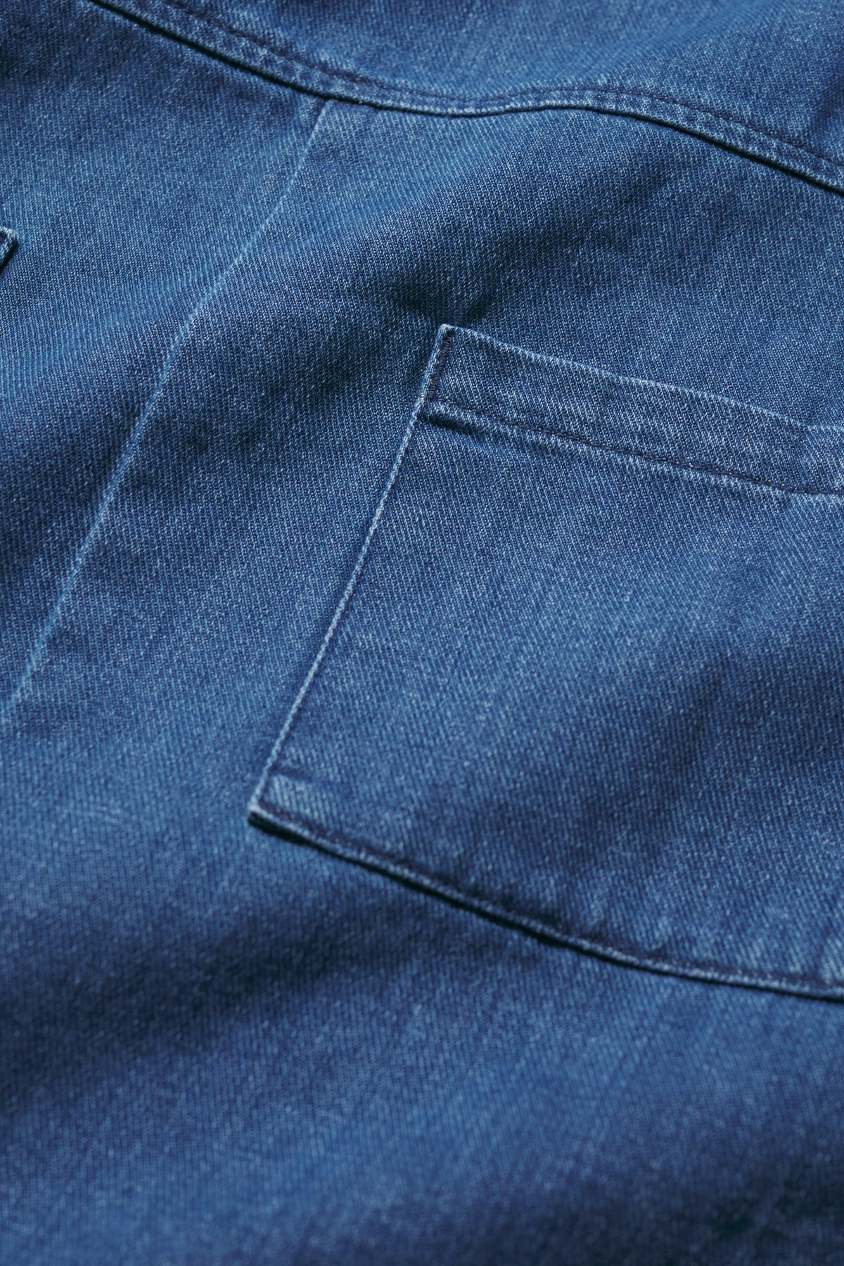 Knieumspielendes Latzkleid aus Salt Weave