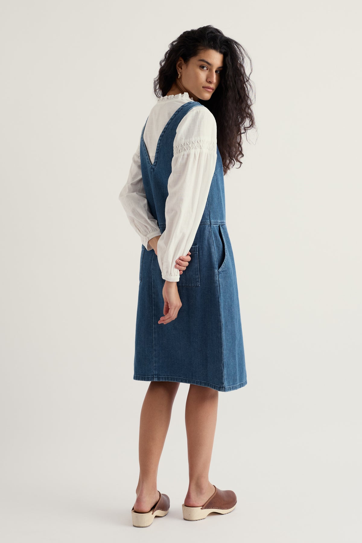 Knieumspielendes Latzkleid aus Salt Weave